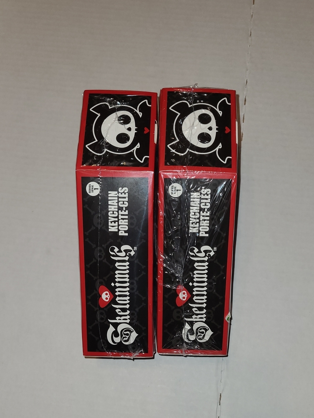 Skelanimals Coffin Keychain Set - Black & Red X 2 - Picture 4 of 5